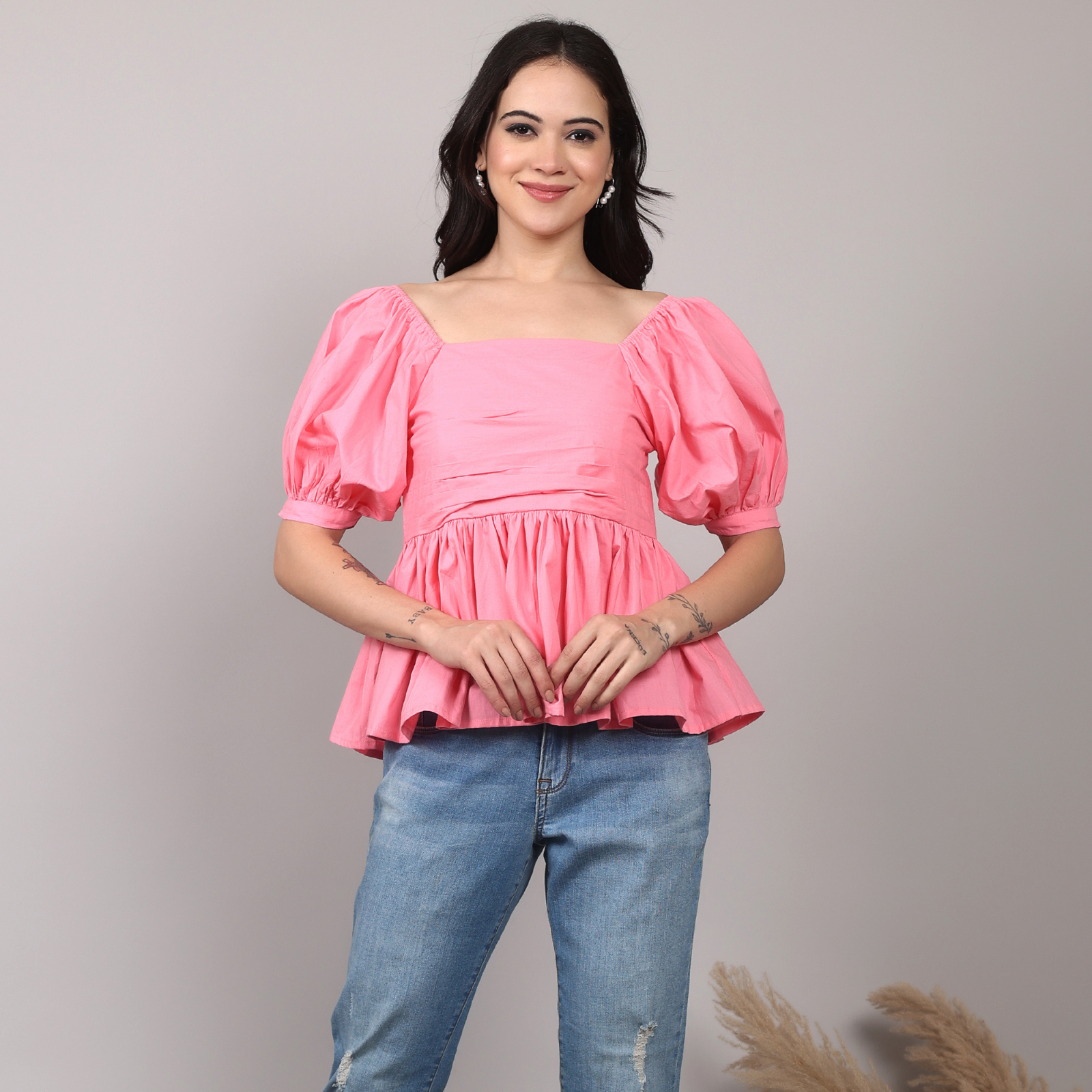 Insaneful The Top Edit – woman wearing bright pink puff sleeve cotton crop top with blue jeans.